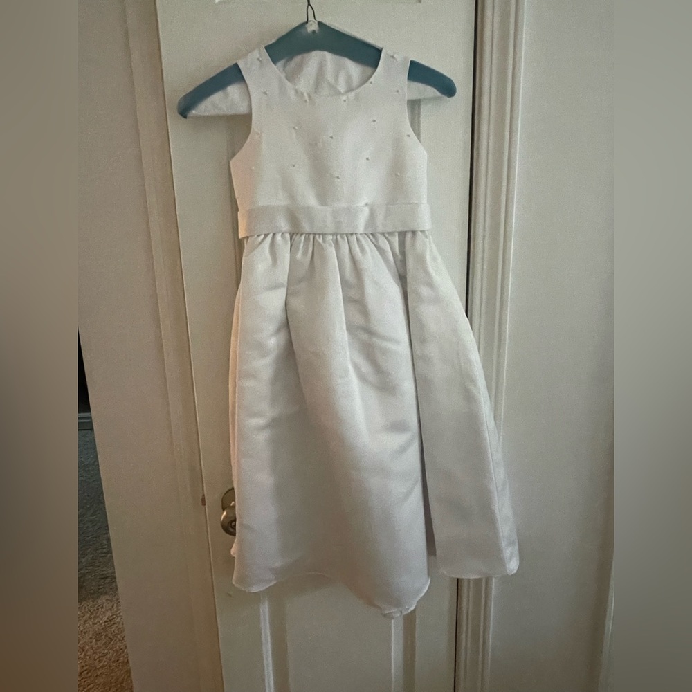 Little girls white flower girl dress Size 4 No rips no stains beads on top half